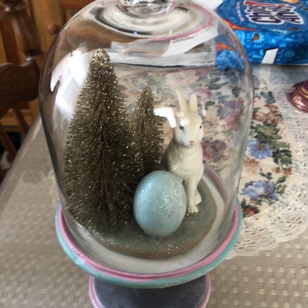 Nice eater domed  bunny and glad enclosure. Nice Easter decor. ❤️🌹🌹 - Picture 3 of 5